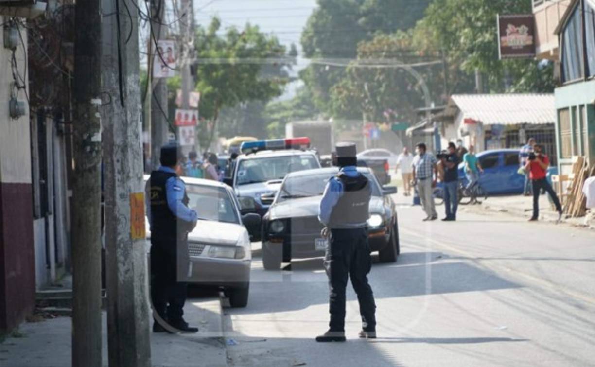 El sector aledaño ha sido acordonado y se procedió a la revisión de la zona en busca de pistas. Cámaras de seguridad en el área podrían generar primeras instancias en torno a la investigación del paradero del joven.