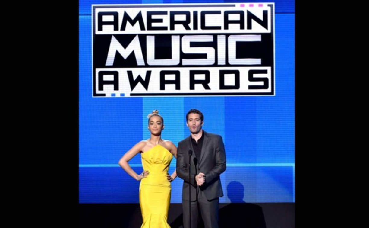 Rita Ora y Matthew Morrison.