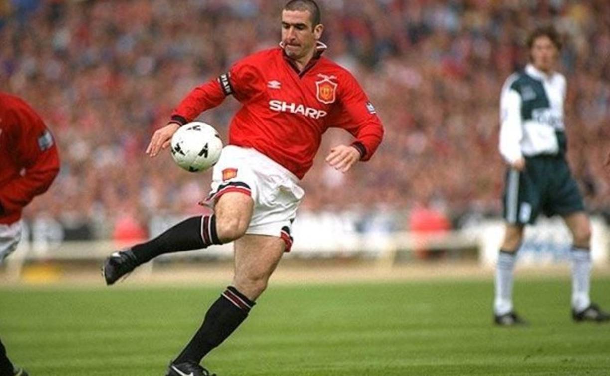 ERIC CANTONA. Fue adquirido por el Manchester United por 1.5 millones de euros bajo la dirección de Ferguson al Leeds United.