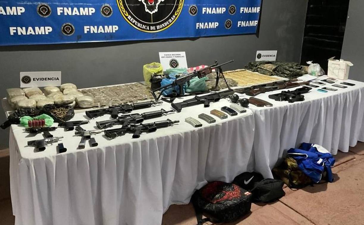 Serán procesados por portación ilegal de armas de fuego de uso permitido y prohibido, tráfico ilícito de drogas, tentativa y asociación para delinquir. 