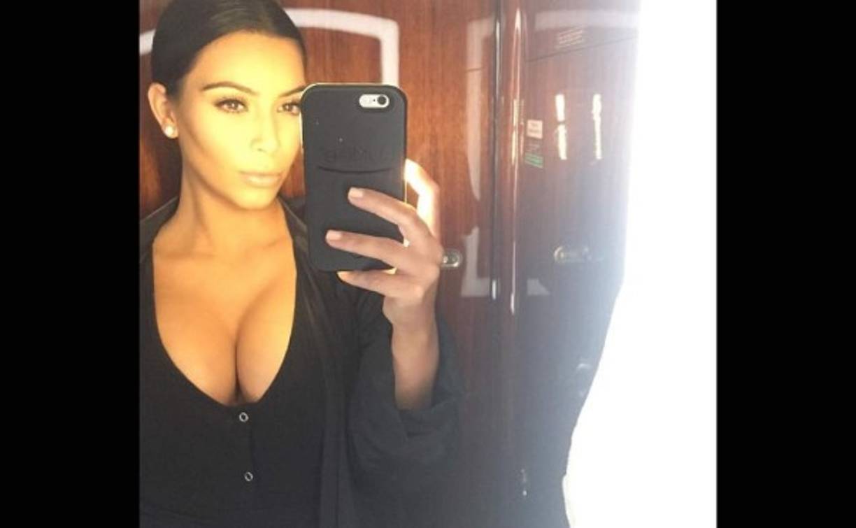 26. Nada como la luz de los sanitarios de un avión para tomarse un selfi.<br/>