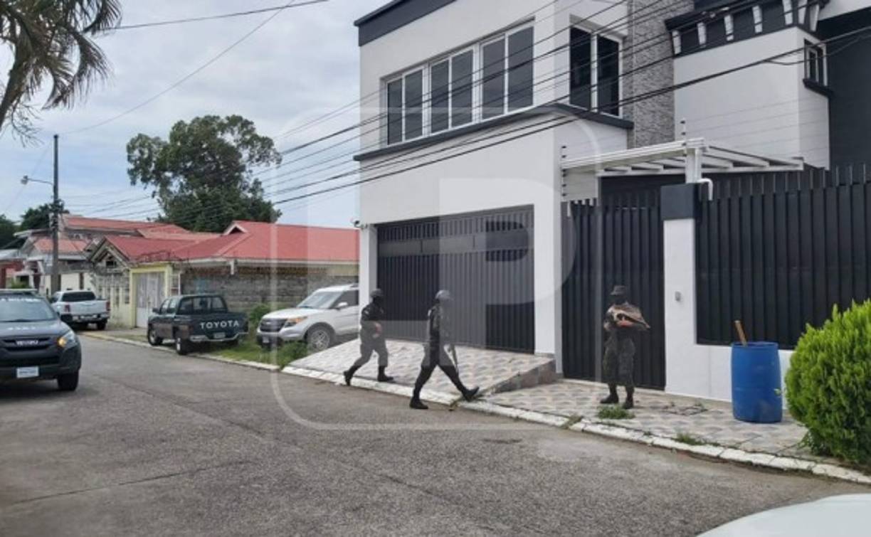 Militares en las afueras de un lujoso edificio en la ciudad de La Ceiba.