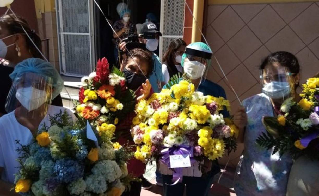 Conocidos del doctor Cándido llegaron a la despedida con arreglos florales.