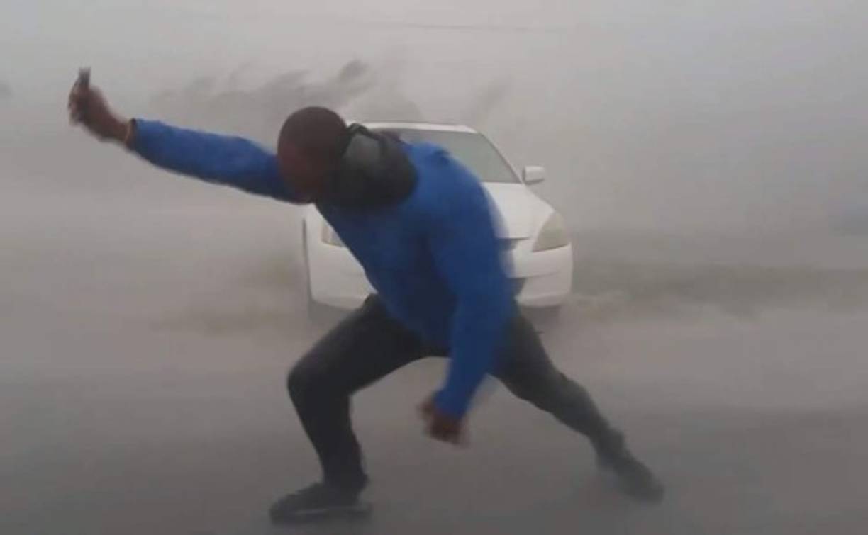 El meteorólogo Juston Drake recibió las paredes del ojo del huracán en Key West. '¡Tenía que salir y probar los vientos de la pared del ojo del huracán!', escribió Drake en su Twitter.