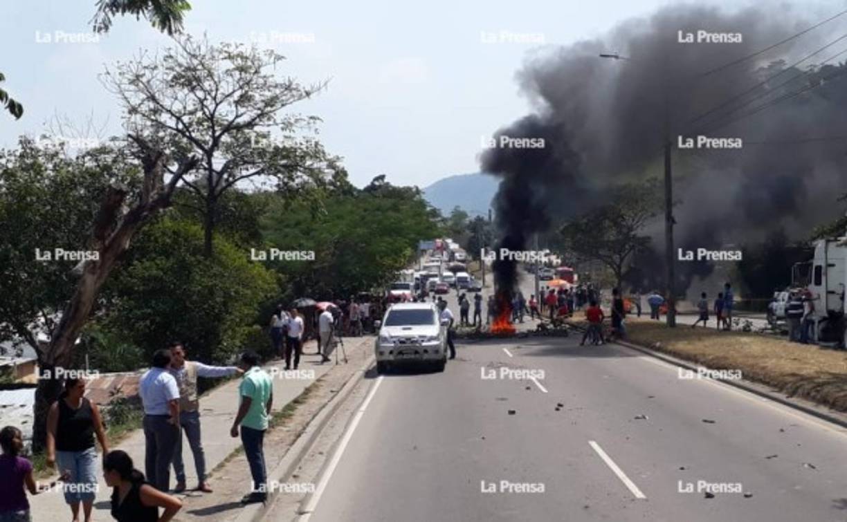 Tanta fue la indignación por la muerte de la niña, que pobladores del sector decidieron tomarse la carretera.