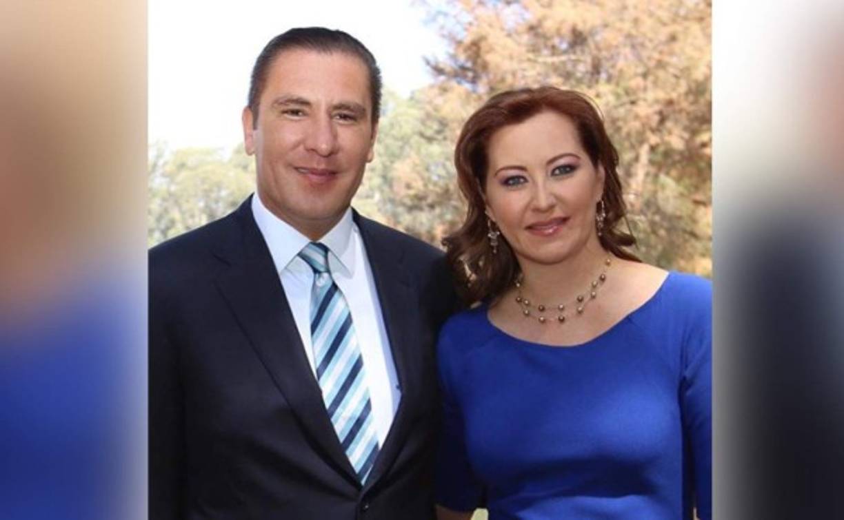 Mexican Interior Minister Olga Sanchez Cordero (C) participates in a ceremony at La Victoria square in Puebla on December 25, 2018 in honour of the governor of the Mexican state of Puebla, Martha Erika Alonso, and her husband, senator and former governor of the same region, Rafael Moreno, who died in a helicopter crash on the eve. - Alonso and her husband were killed in the crash along with the helicopter's two pilots and an assistant to the senator. The aircraft went down 10 minutes after taking off in the Santa Maria Coronango area of Puebla, and the cause of the crash is still unknown. (Photo by JOSE CASTAÑARES / AFP)