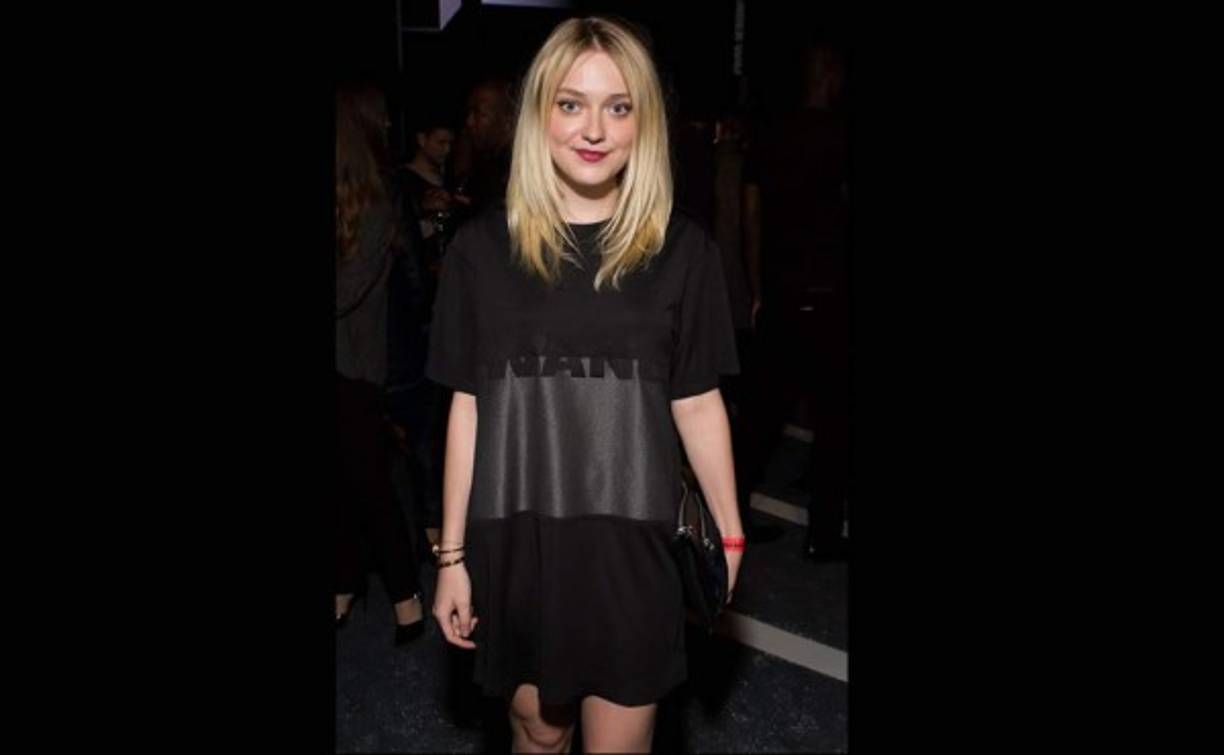 La actriz estadounidense Dakota Fanning fue una de las asistentes a la pasarela de H&M.