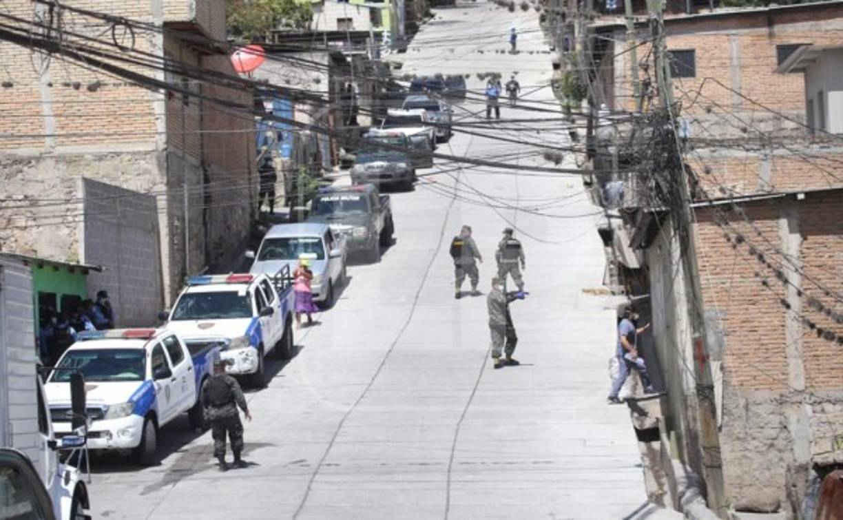 La Policía instaló un cerco perimetral para evitar ingresos y salidas.
