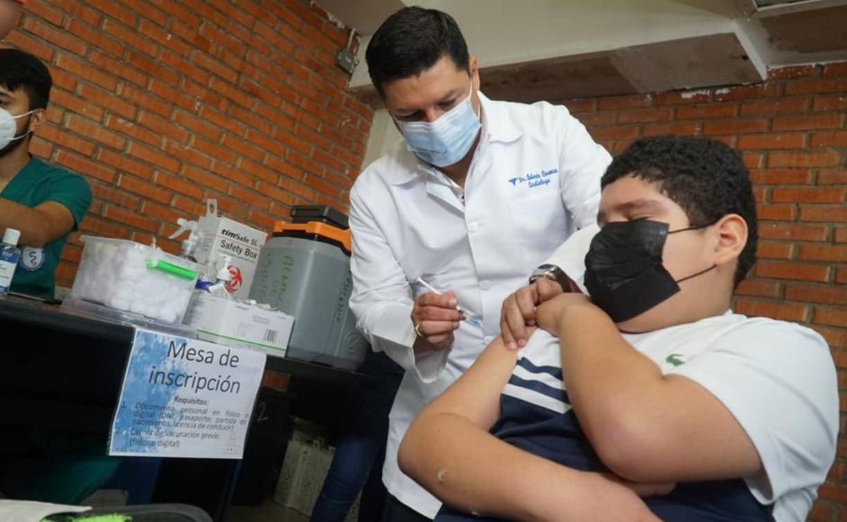 La vacunación comenzó este miércoles, de manera estratificada de acuerdo con criterios epidemiológicos y la disponibilidad de vacuna.