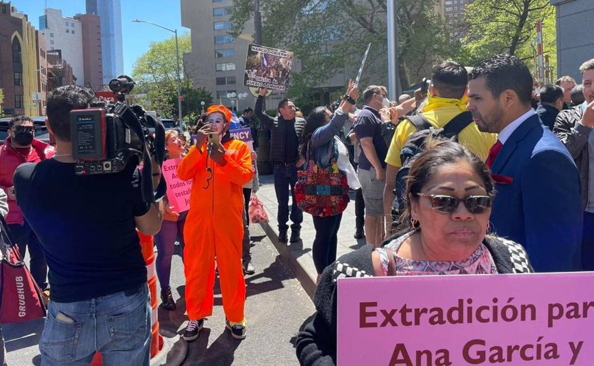 La comunidad hondureña que radica en Estados Unidos llegó a la Corte para presenciar y protestar durante la segunda audiencia. 