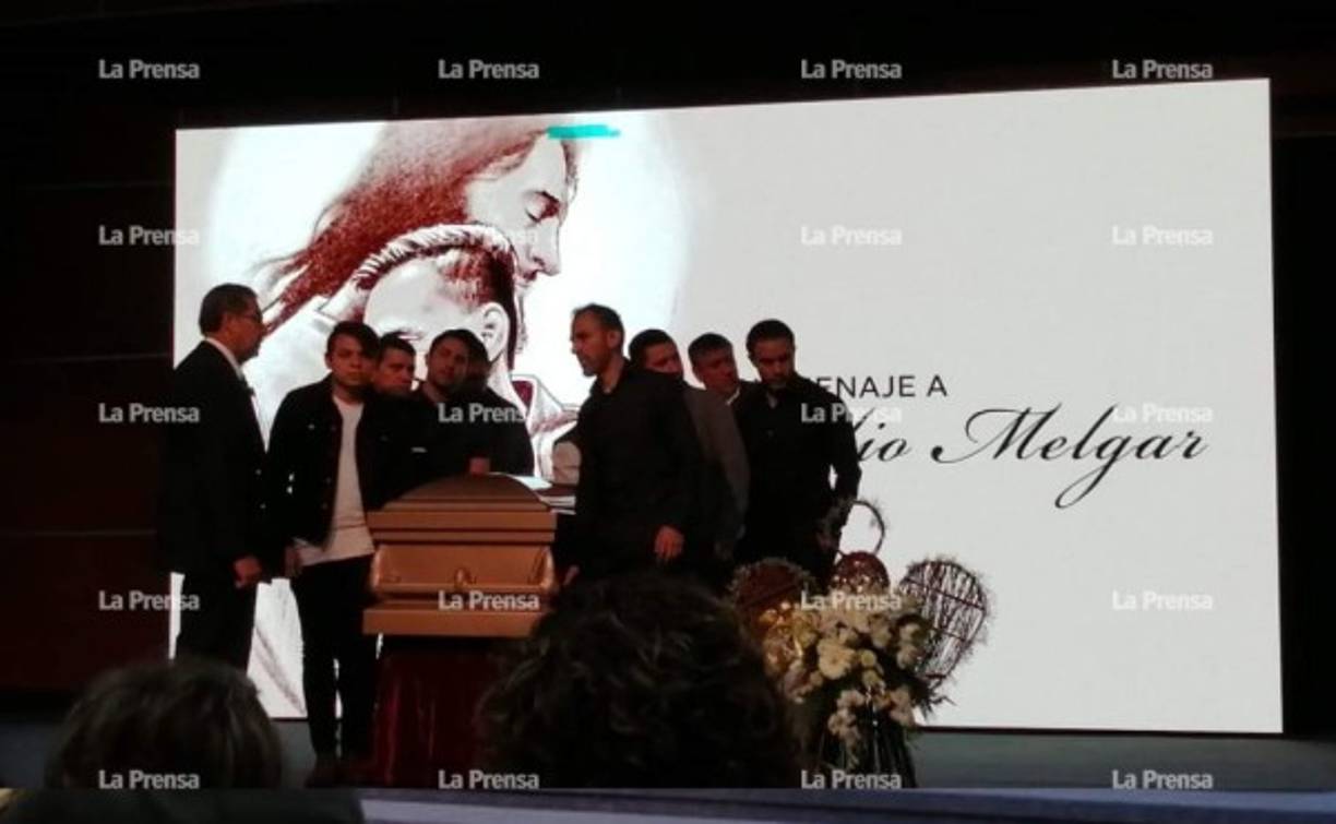 Su esposa e hijos lucen desconsolados en el velatorio.