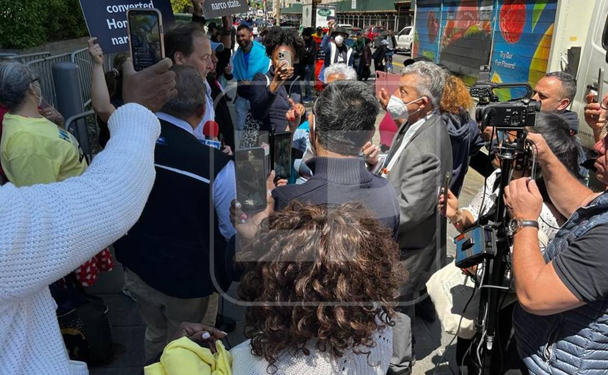 Hernández está acusado de tres delitos cometidos supuestamente entre 2004 y 2022: conspiración para la importación de cocaína, posesión de ametralladoras y armas pesadas y conspiración para la posesión de dicho armamento, por lo que podría enfrentarse a cadena perpetua en caso de ser hallado culpable.