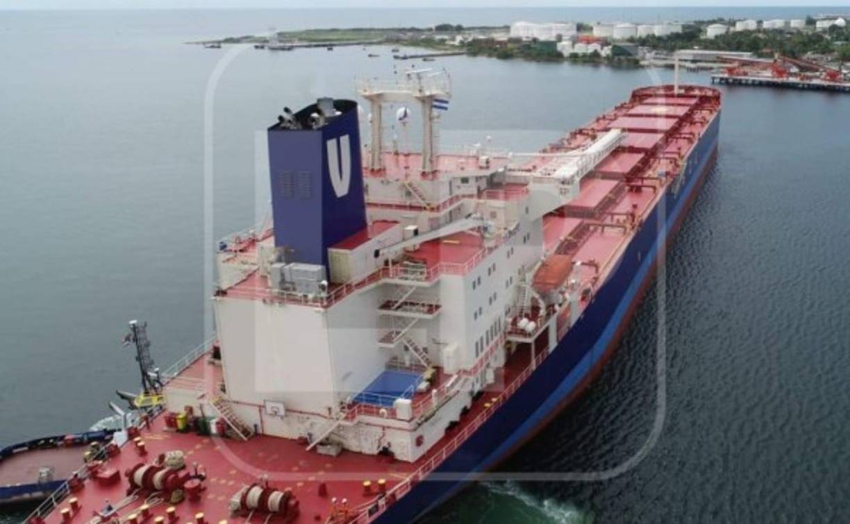 El barco arribó ayer y se tardará dos días y medio cargando a la velocidad más rápida de puerto cortes a 25,000 tonelada métricas diarias.