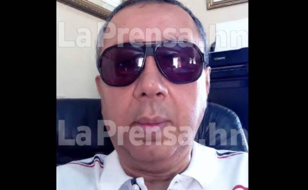 Un abogado fue hallado muerto en el interior de su apartamento ubicado en Coxen Hole, Roatán, en la zona insular de Honduras. El cuerpo sin vida del profesional del derecho Carlos Alberto Mejía López de 50 años fue hallado la mañana de este martes en el baño de su cuarto. Hasta el momento se desconocen las causas de su muerte. Las autoridades policiales aseguran que ya comenzaron las investigaciones para descartar o confirmar si fue un crimen o él tomó la decisión de quitarse la vida. Los vecinos denunciaron a la policía que había un mal olor en el edificio de apartamentos y donde funcionan otros locales, de inmediato llegaron y se encontraron con el cuerpo sin vida del abogado. Según Medicina Forense su cuerpo tiene varios días de haber fallecido.