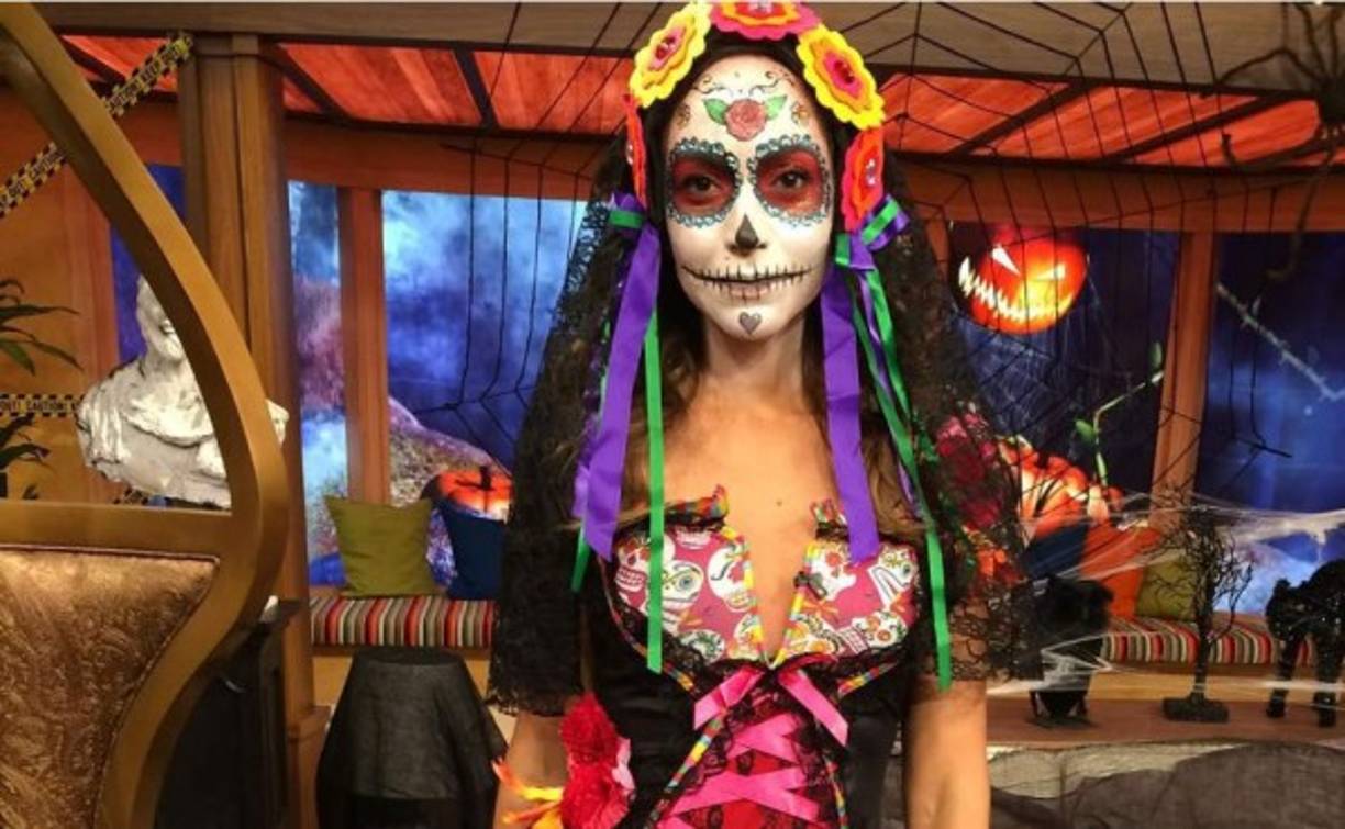 La periodista hondureña de Univisión, Satcha Pretto vestida como La Catrina.