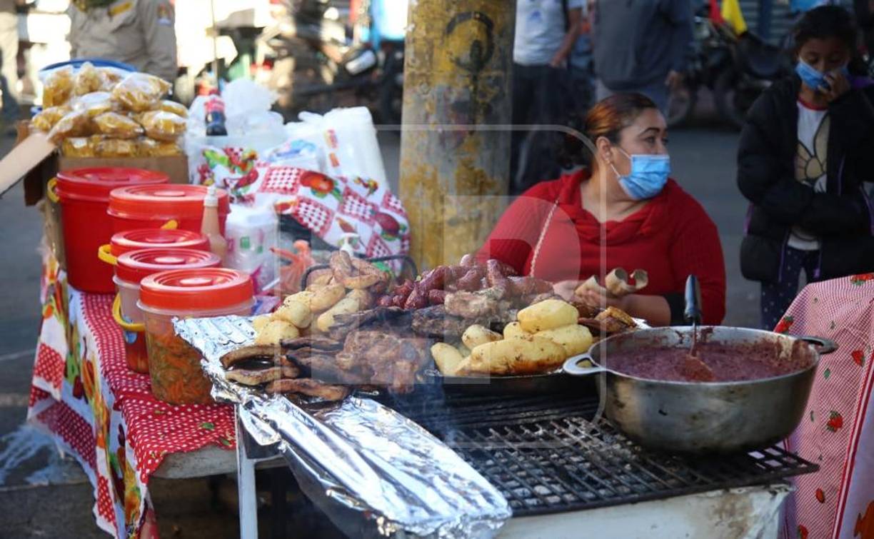 Algunos emprendedores aprovecharon para vender comida en las afueras. 