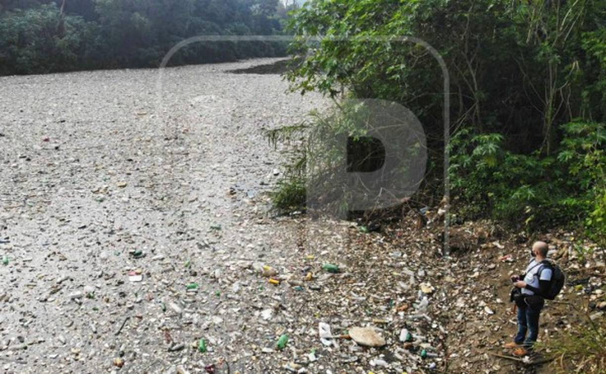 El reportero gráfico de LA PRENSA hace tomas aéreas del río Las Vacas.