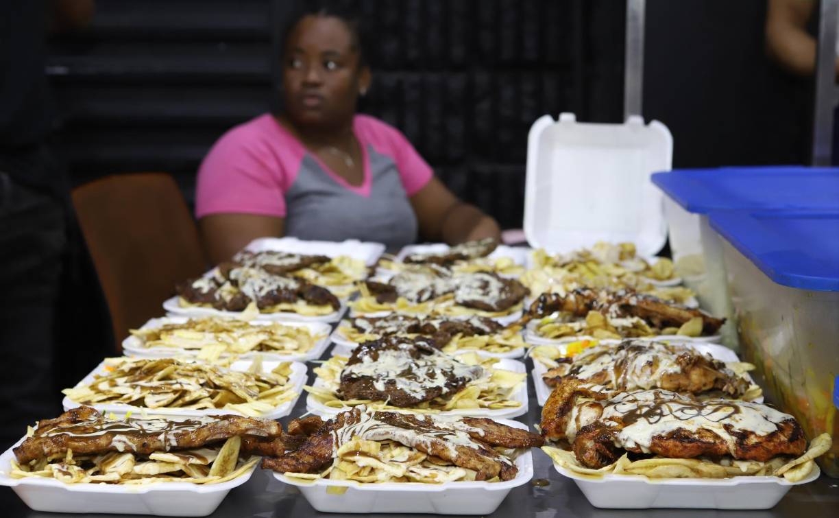 Para aquellos que disfrutan de los asados pueden disfrutar de uno en Asados Marina, ubicado frente a pollos Marina. Este negocio emblemático opera de lunes a jueves de 5:00 pm a 11:30 pm y los fines de semana de 11:30 meridiano a 12:00 pm.