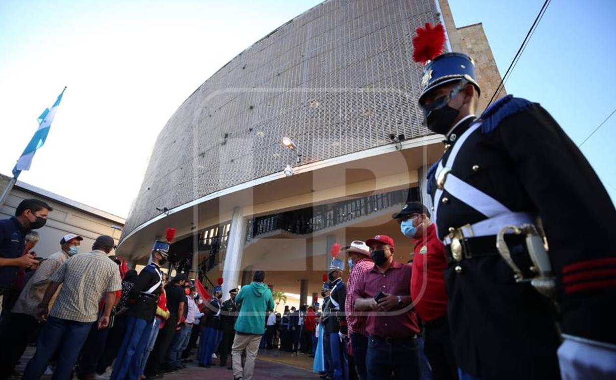Los alrededores del Congreso amanecieron bajo fuertes medidas de seguridad. 