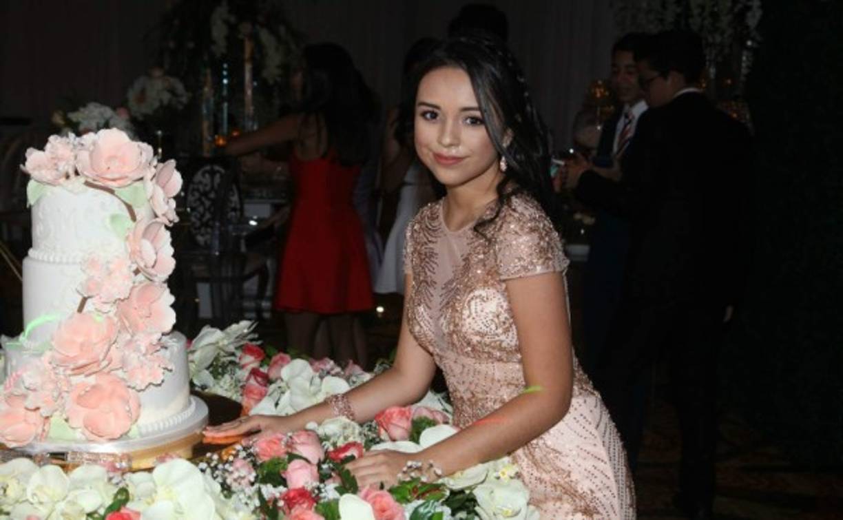 Shirley Melgar Isaula debutó en sociedad con una fiesta de ensueño.