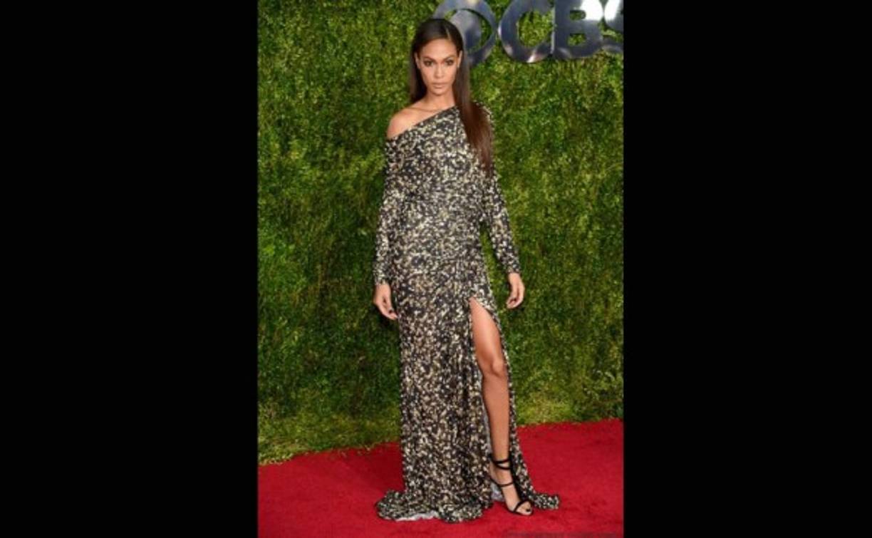 Joan Smalls. La modelo se decantó por un vestido de corte asimétrico en el escote con recogido al lado y sensual apertura en la pierna de Givenchy.