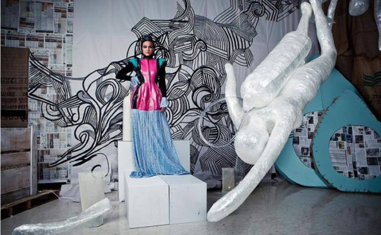 Prendas elaboradas con materiales reciclados en una exhibición en la galería Tuska de la Universidad de Kentucky en Lexington, Kentucky. Foto Andrew Kung.