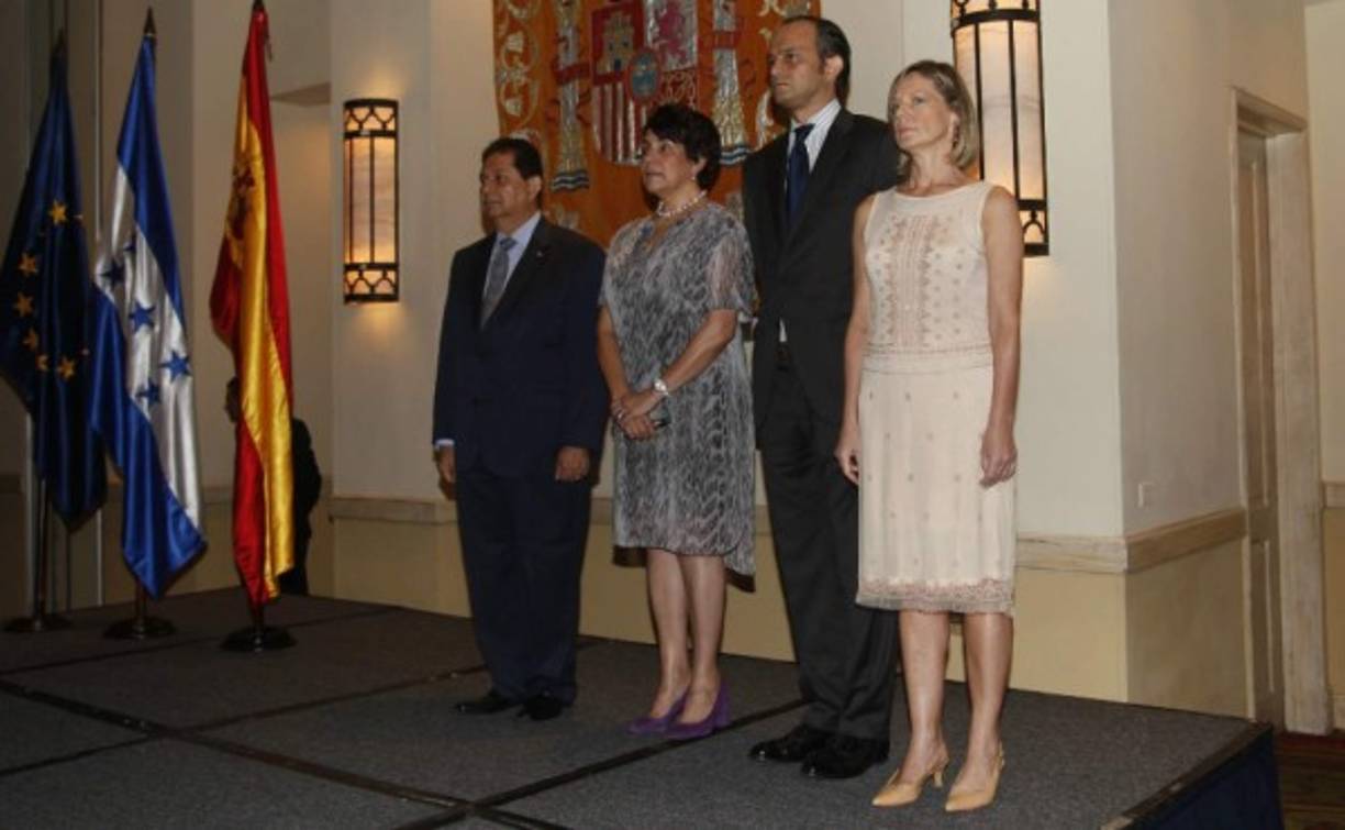 Presidieron. Ramón Hernández, Mireya Corrales, Miguel Albero Suárez y Elena Herreros