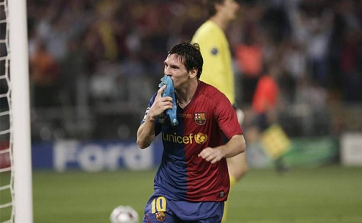 ¡BESO AL BOTÍN! En aquella épica noche en el Olímpico de Roma que le dio la Champions al Barcelona, Messi celebró el gol de la victoria quitando su botín y dándole un beso.
