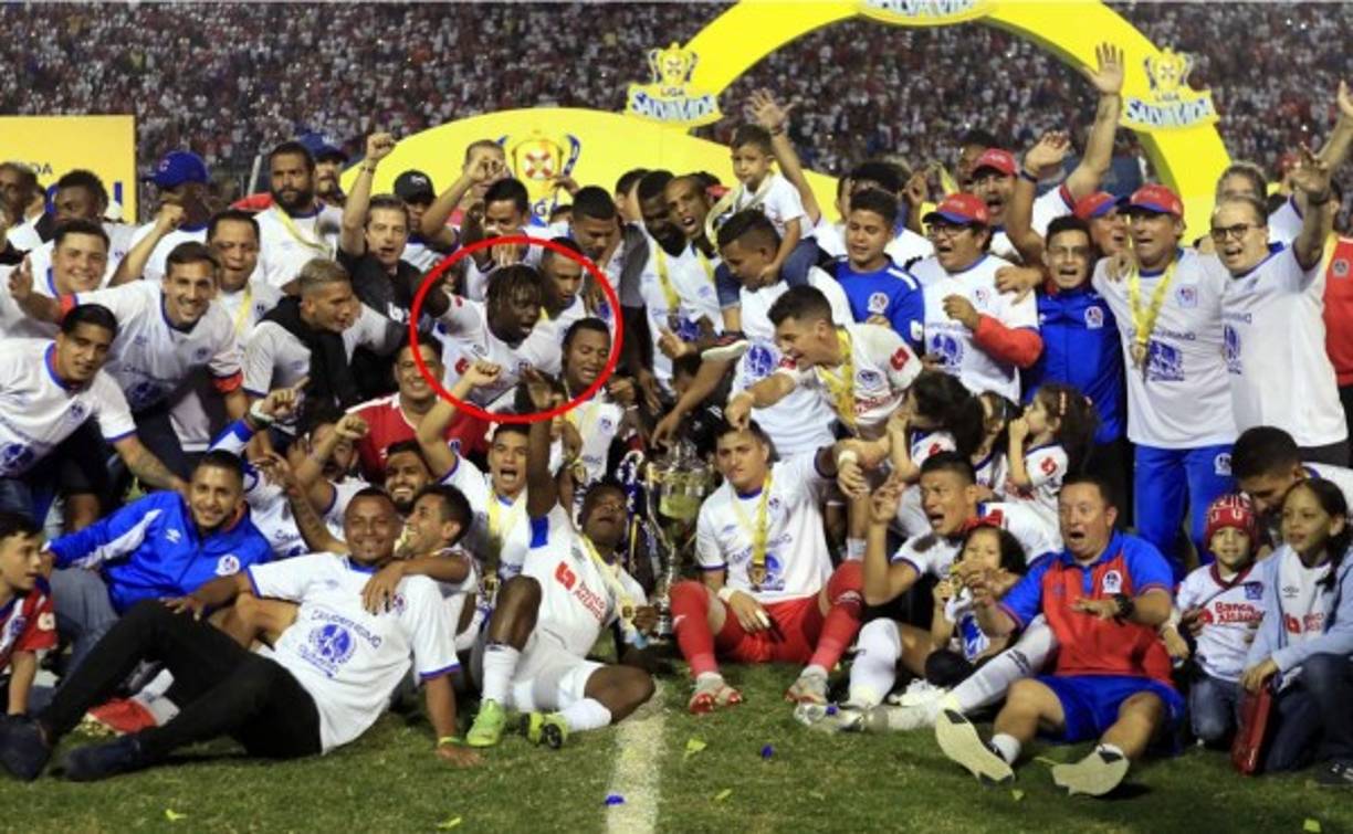 'La Taflo' estuvo entre los jugadores celebrando el título del Olimpia.
