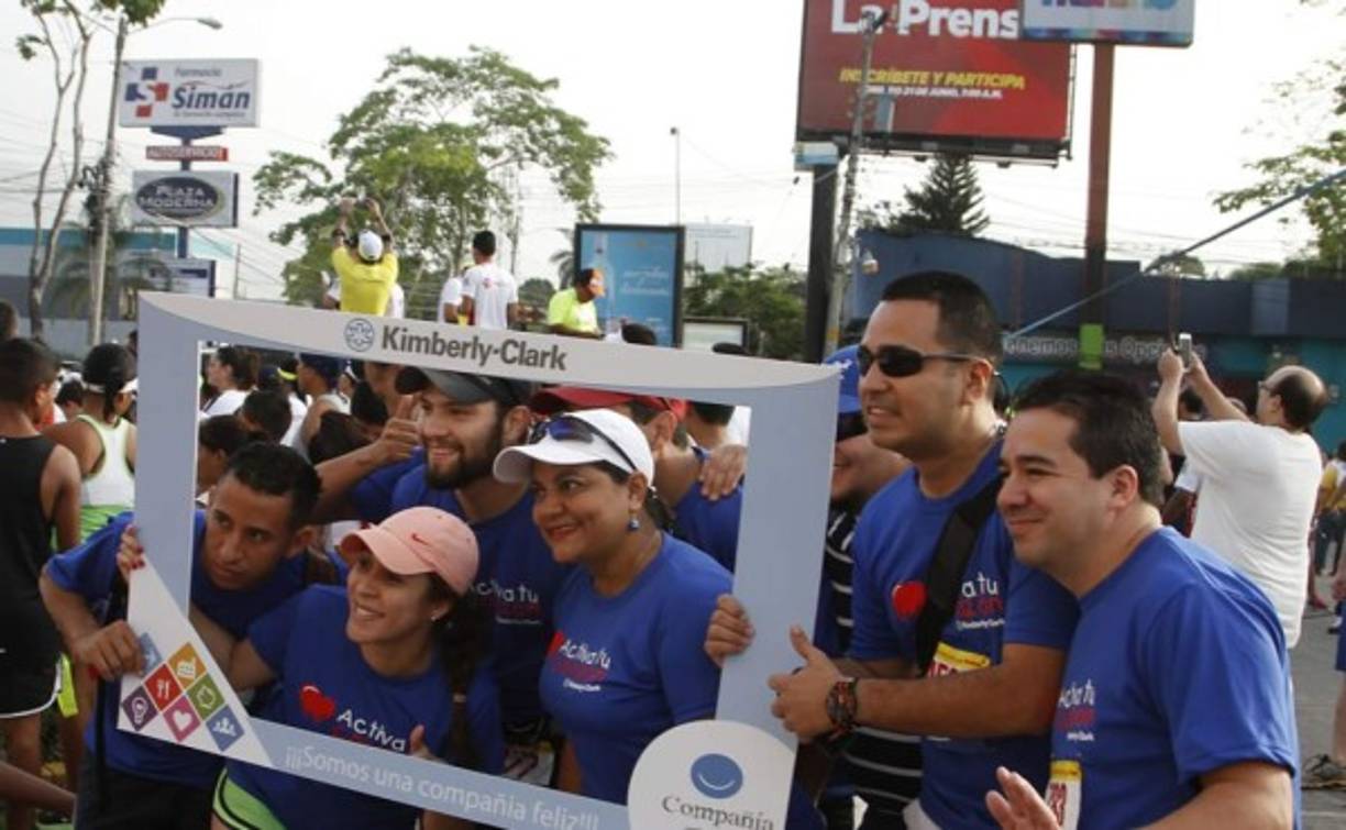 Los jóvenes aprovecharon a tomarse selfies en la Maratón.