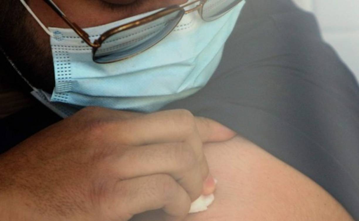 Carlos Umaña, presidente de la Asociación de Médicos del Instituto Hondureño de Seguridad Social (IHSS) en San Pedro Sula, y mediática figura representativa durante la pandemia, mencionó que 'se debe inmunizar a los que vamos a la guerra, los mandos administrativos van después'.