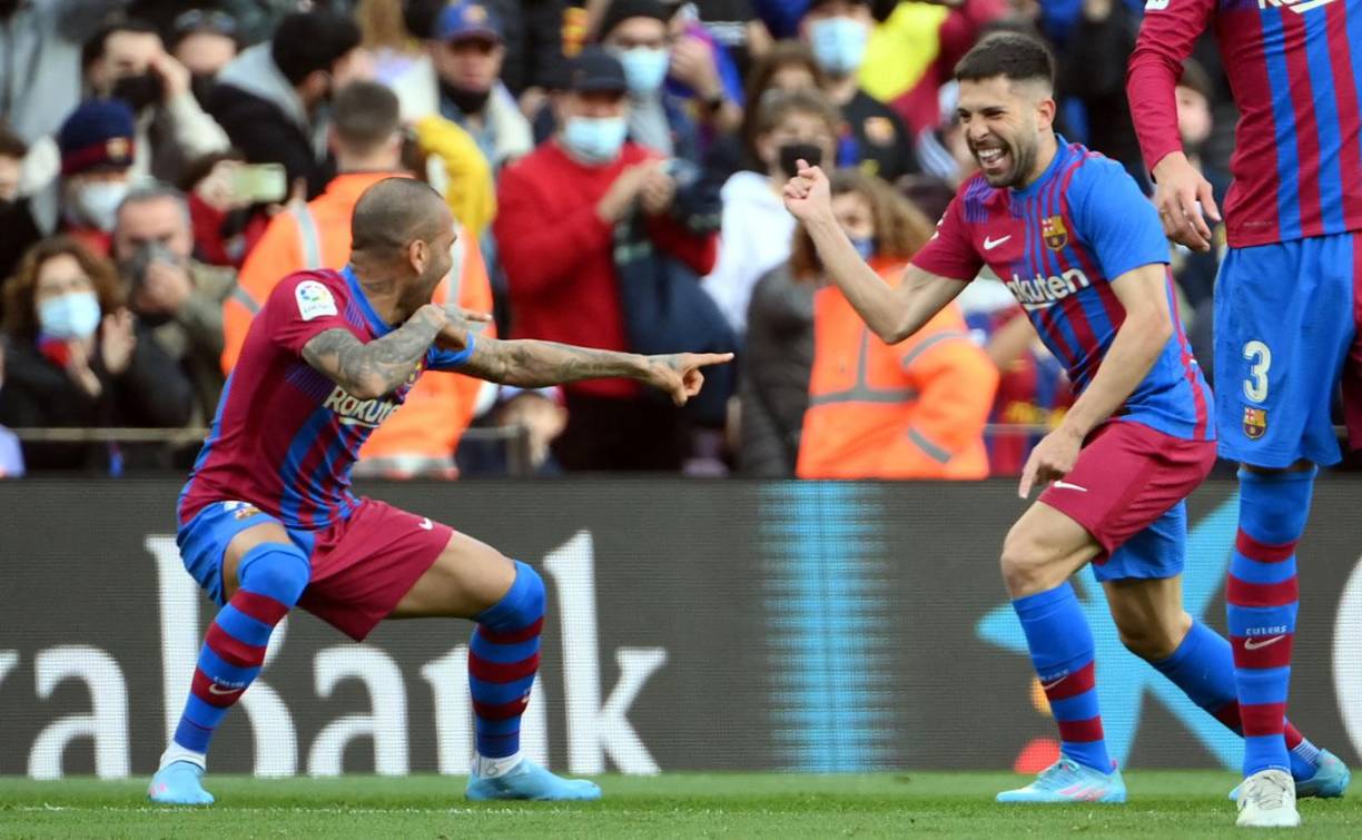 La celebración de Jordi Alba con Dani Alves, quien le dio la asistencia de su golazo.