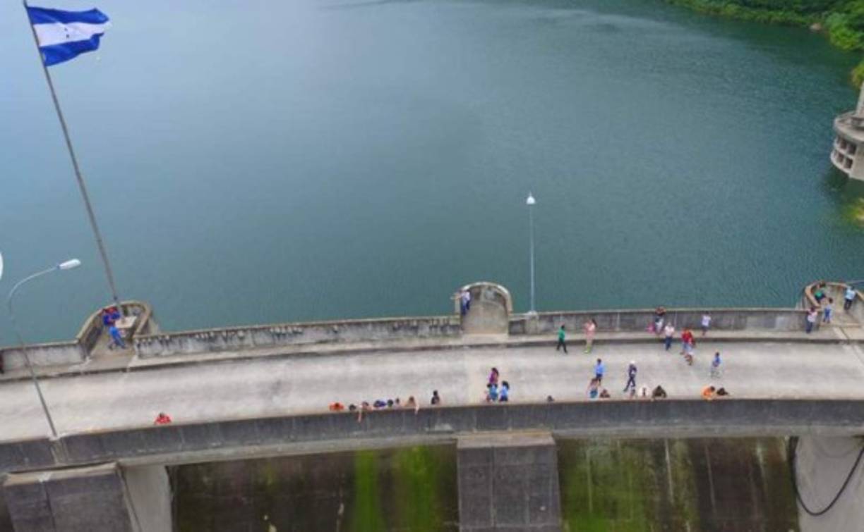 3. Se han abierto las compuertas durante la tragedia de Eta. FALSO. Está comprobado científicamente la cantidad de agua que almacenaba El Cajón antes de la tormenta tropical y cuánto tiene ahora. Además, la apertura de compuertas de la represa implica una decisión que depende de varias entidades y autoridades.