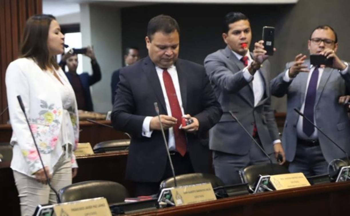 Otros diputados de Libre grabaron a Dixon y a sus compañeros que hacían sonar sus silbatos.