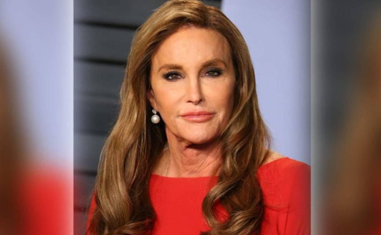 Caitlyn Jenner, antes conocida como Bruce Jenner, sorprendió a sus fans de las redes sociales, al mostrar una foto en la que posa en una piscina y deja ver su rostro al natural. <br/>