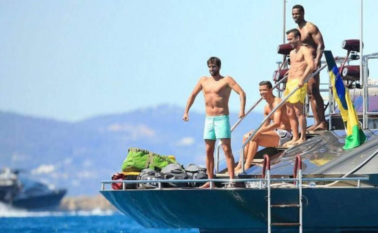 Cristiano se encuentra acompañado por sus amigos.