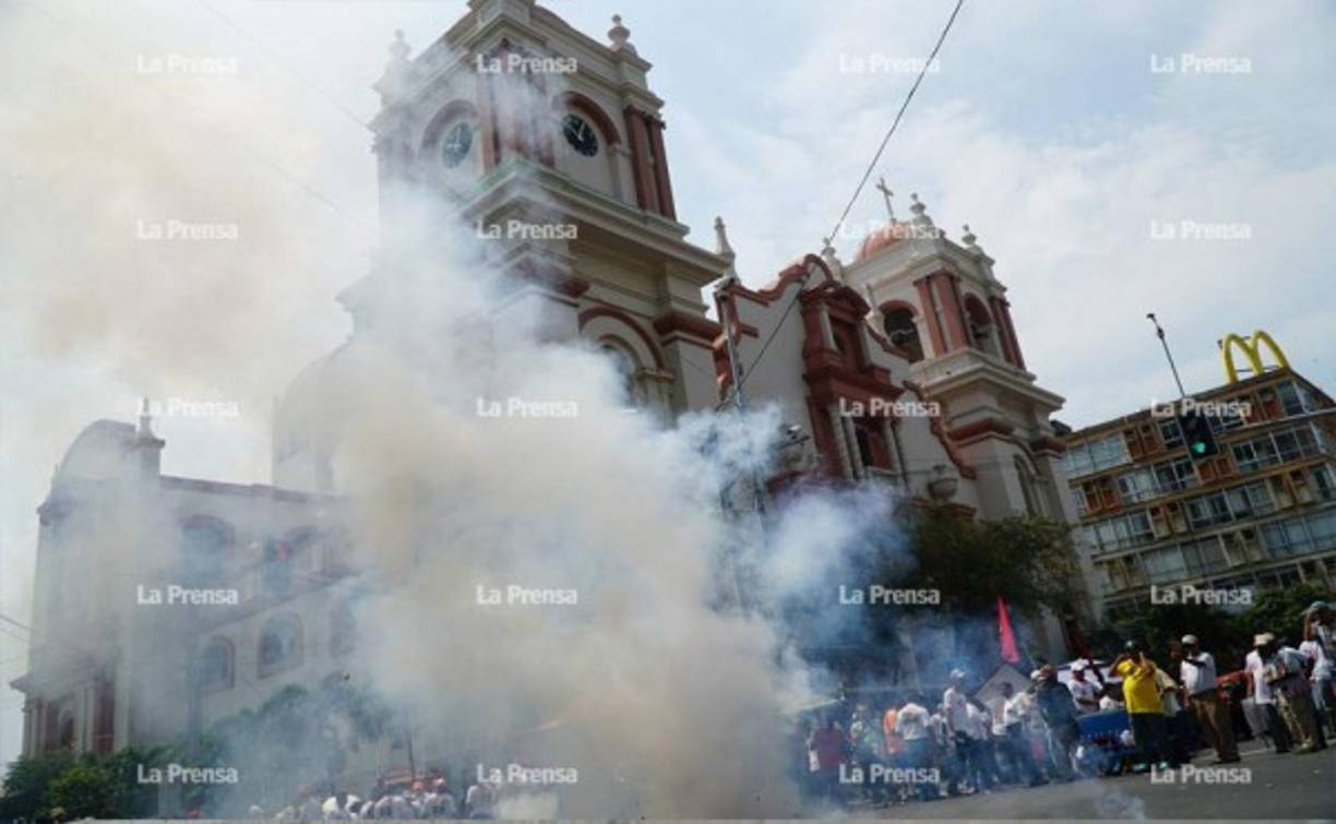 Humareda formada enfrente de la catedral luego de los ánimos caldeados de los trabajadores sampedranos.