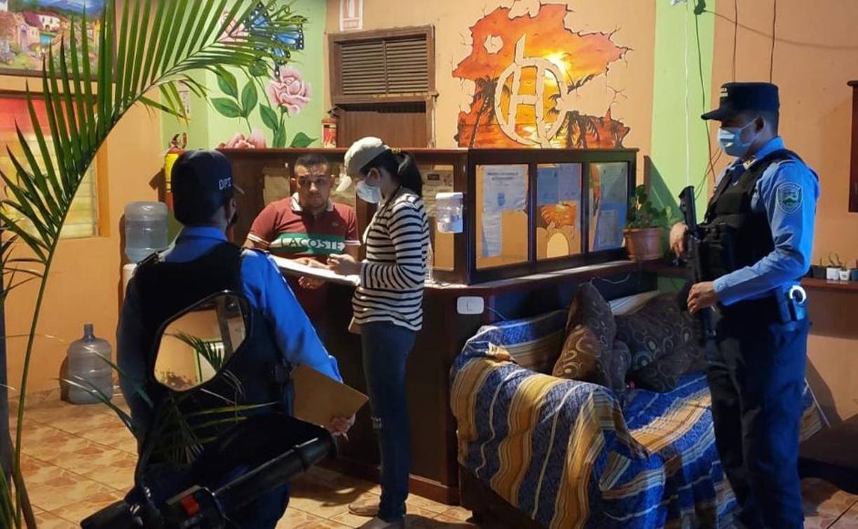 En Ocotepeque, fiscales realizan inspecciones en hoteles con el propósito de verificar la presencia de menores de edad, registro de huéspedes, cumplimiento de medidas de bioseguridad y descuento de tercera edad.