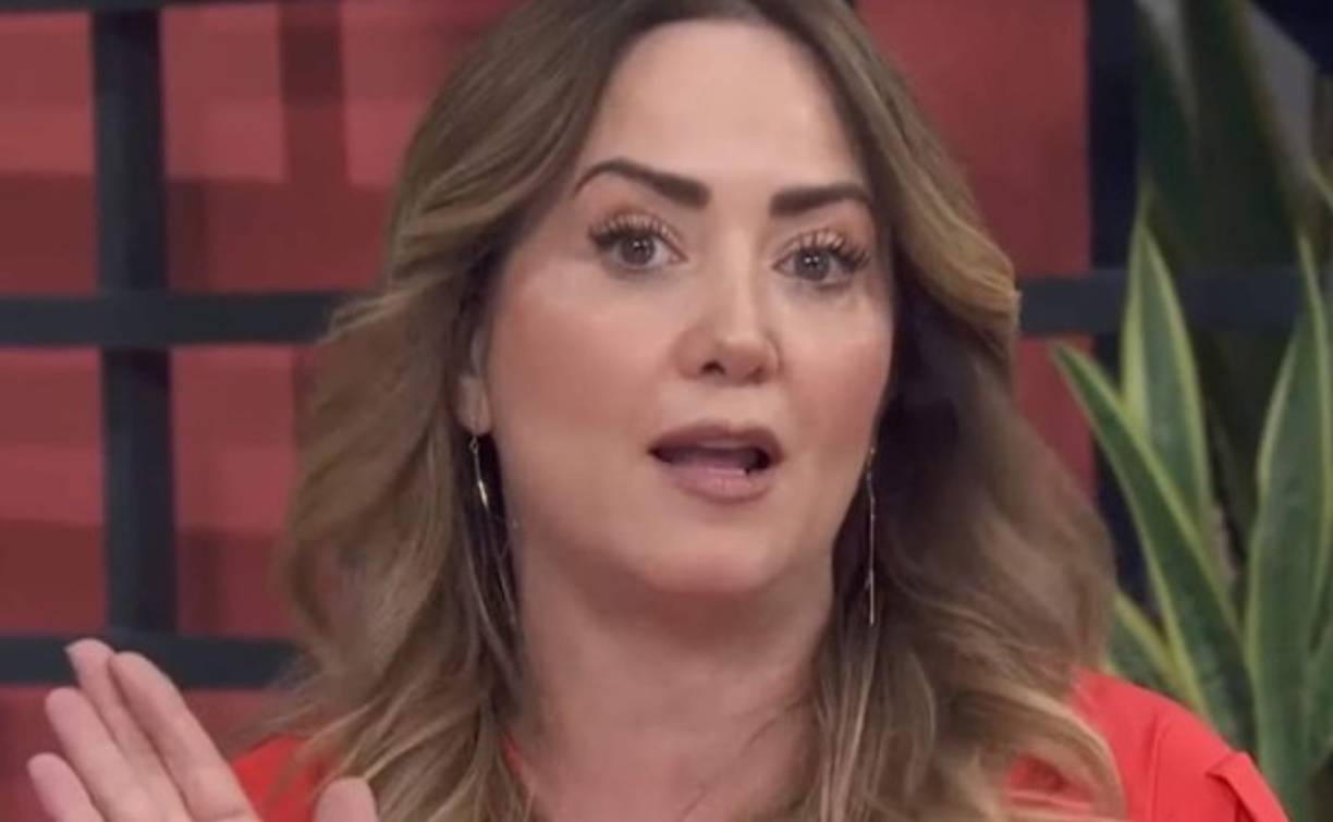 La conductora y actriz mexicana Andrea Legarreta vivió un momento incomodo durante el programa 'Hoy', al dejar en evidencia y quejarse de varios de sus compañeros.