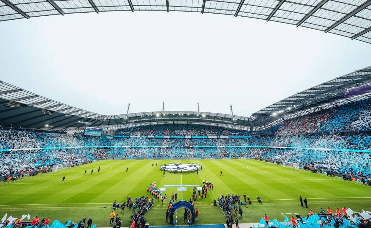 Así de impresionante lució el Etihad Stadium al momento de la salida de los equipos al campo.
