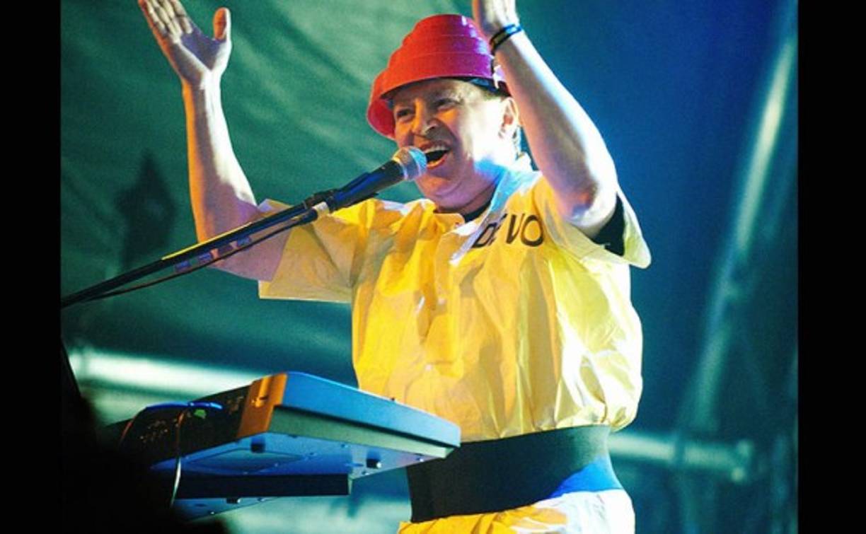 Bob Casale, guitarrista del grupo de música Devo, falleció el 17 de febrero a los 61 años de edad a causa de problemas de salud que le produjeron un fallo cardíaco, de acuerdo con declaraciones de su hermano y compañero de banda, Gerald Casale.