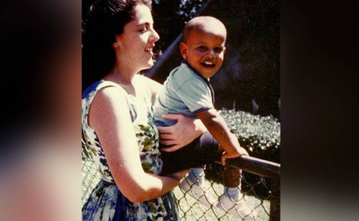 Su madre Ann lo carga entre sus brazos cuando tenía apenas dos años. Esos días de infancia fueron muy felices para el ahora presidente de EUA.