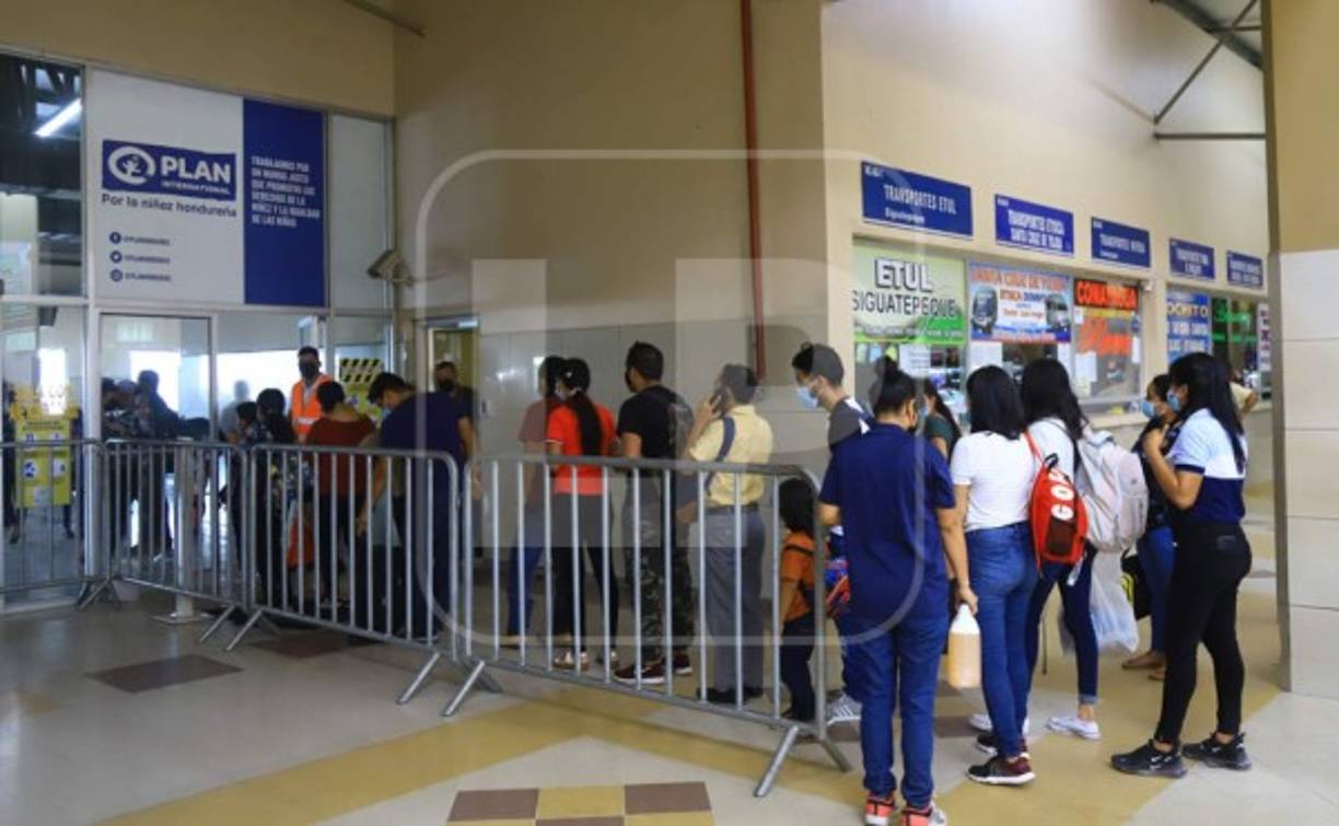 Aunque hay personas que no cumplen con el distanciamiento físico, los empleados de la terminal tratan de hacerlo cumplir previo a entrar a las salas de espera.