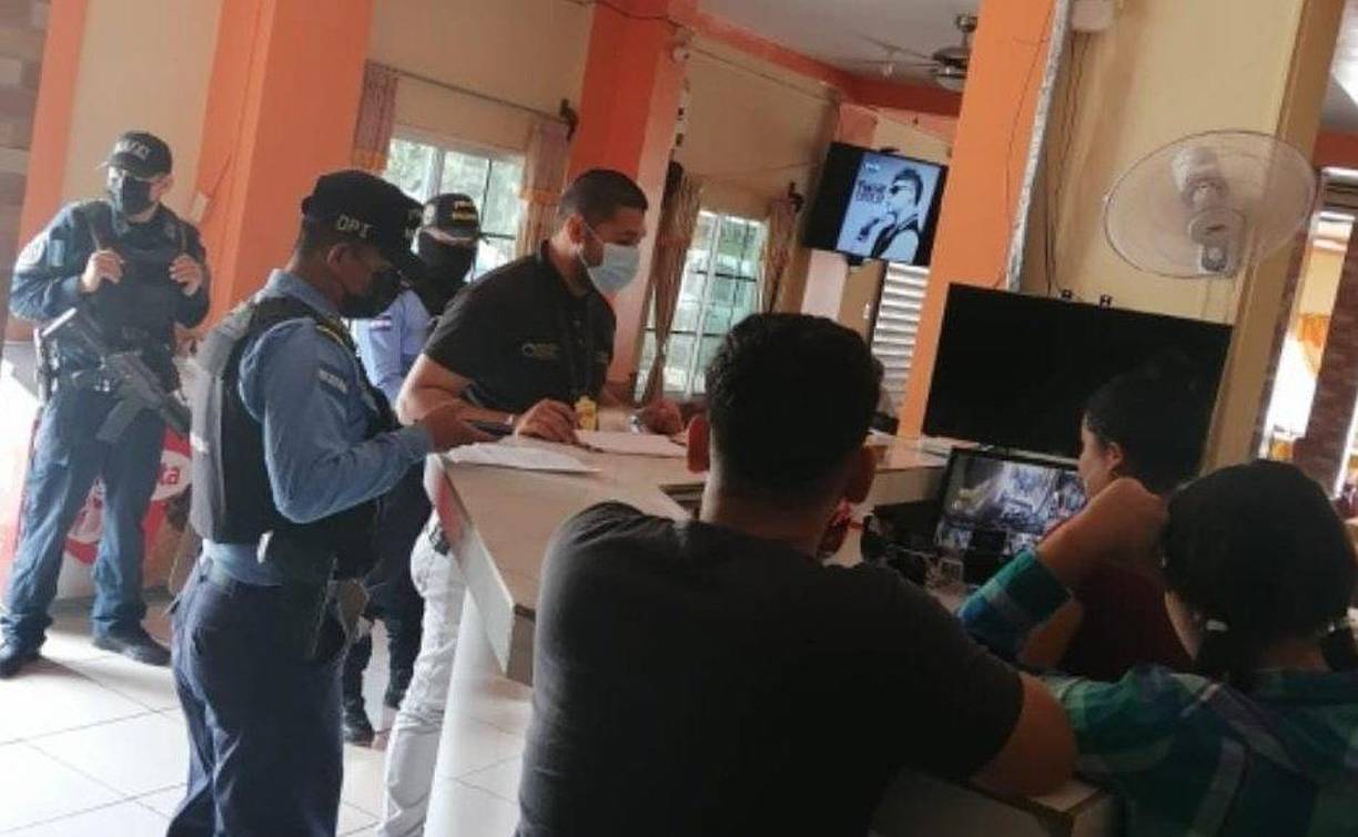 En San Esteban, Olancho, se inspeccionan farmacias, restaurantes y supermercados para verificar permisos de operaciones, licencia sanitaria, descuentos al adulto mayor, prohibición de venta de alcohol a menores de edad y medidas de bioseguridad. 