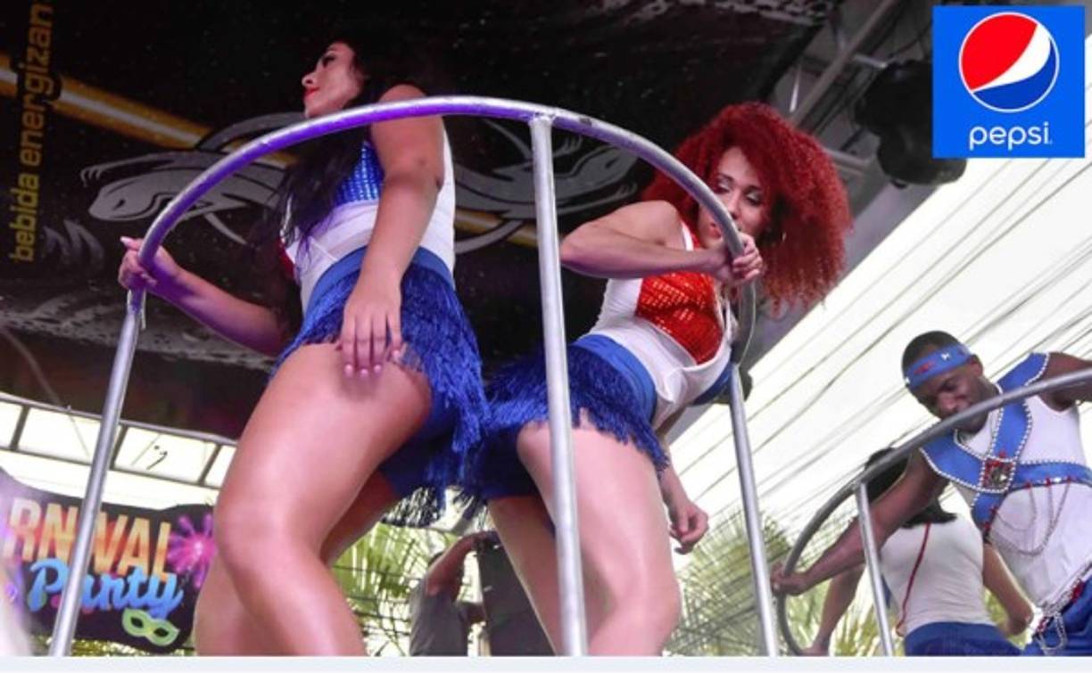 Bellas chicas se roban miradas durante el desfile.