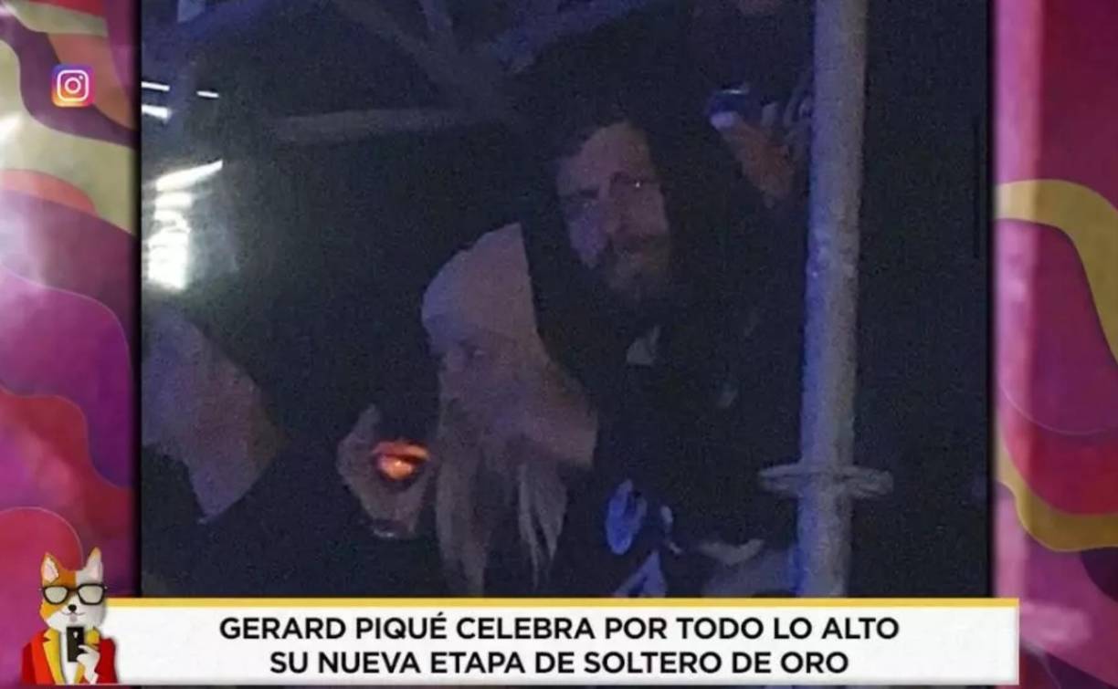 En las imagen se aprecia que la rubia lleva un look casual, con el cabello recogido y una chaqueta de cuero: “La mujer que habría conquistado el corazón de Piqué no solo es joven, sino que también es muy guapa’’, indicaron.