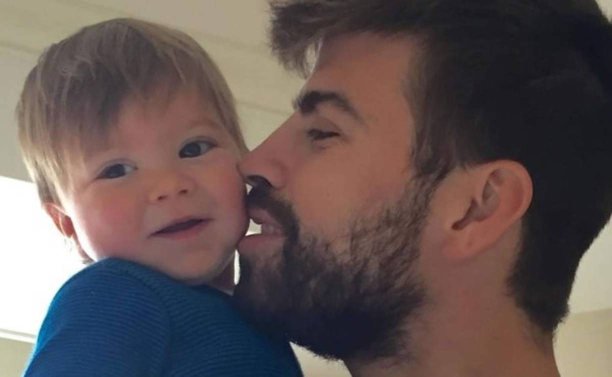 La cantante ha compartido en sus redes sociales una preciosa fotografía en la que aparece su chico, Gerard, sosteniendo en brazos a Sasha, que sonríe mientras su padre sujeta su manita y le da un beso en la mejilla.