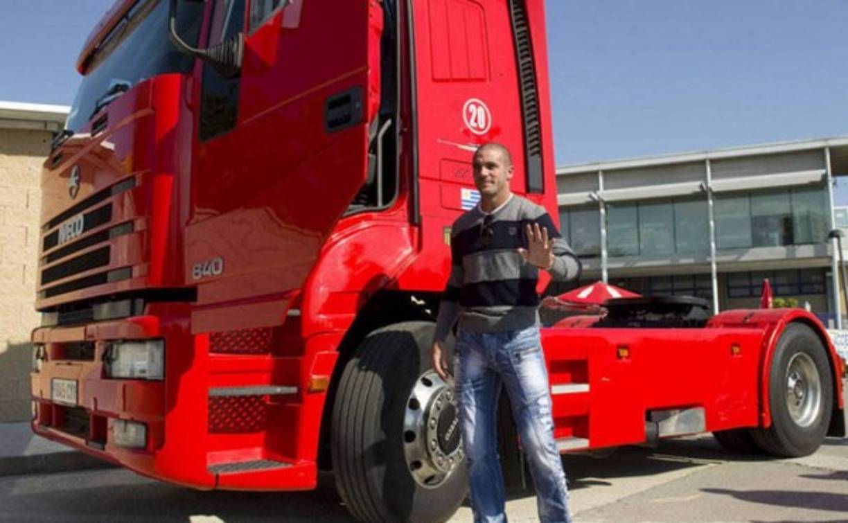 Walter Pandiani: El delantero uruguayo apodado 'El rifle' pasó la mayor parte de su carrera en la Liga española. Utilizaba como vehículo habitual un camión