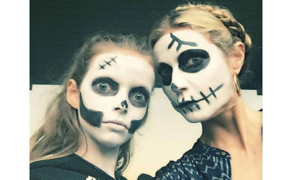 Apple Martin con su madre Gwyneth Paltrow vestidas de calaveras.