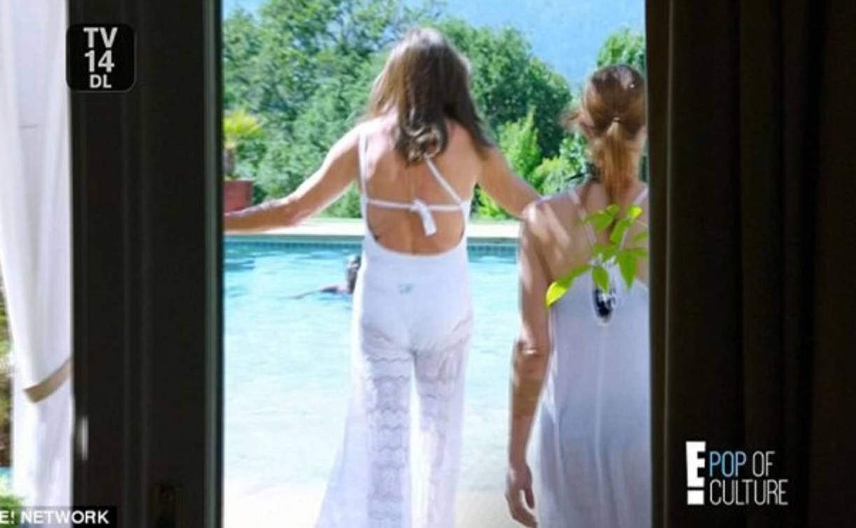 El excampeón olímpico optó por un recatado diseño en blanco . “Amo a mi hija Kimberly pero este es el tipo que Kim se pondría”, dijo Jenner sobre el diminuto traje de baño negro de dos piezas.